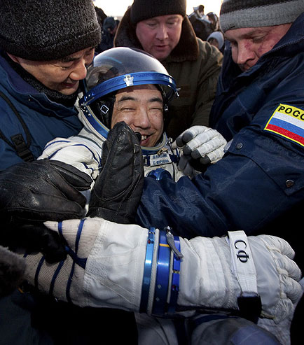 Astronautas vuelven a la tierra con una semana de retraso