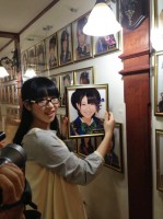 Sayaka Nakaya retira su retrato de los pasillos del teatro AKB48 en Akihabara luego de su graduación el pasado 6 de marzo