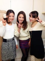 Erika Miyoshi acompañada por Rika Ishikawa y Kei Yasuda