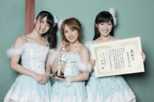 Yui Yoyama, Minami Takahashi y Mayu Watanabe muestran el diploma y trofeo entregados por Oricon