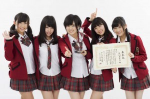 Integrantes de NMB48 (Sayaka Yamamoto al centro) muestran sus reconocimientos otorgados por Oricon el viernes 21 de junio.