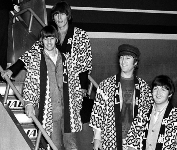 The Beatles usando Yukatas de JAL descendiendo del avión en que arribaron al aeropuerto de  Narita en Tokyo el 30 de junio de 1966