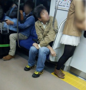 Un paparazzi del panchira es sorprendido por un usuario del tren en Saitama a principos de noviembre.