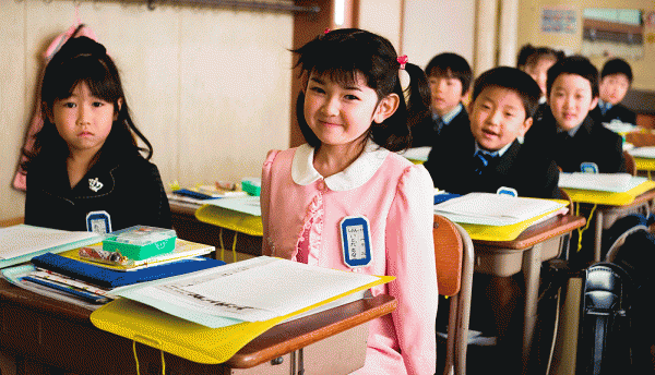 Imagen correspondiente al día de la ceremonia de bienvenida en una escuela primaria de Japón de este año 2014