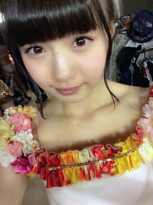 Miori Ishikawa (29) de NMB48 compartió el pasado 25 de marzo en su cuenta de Google+ un selfie donde se ve al fondo una de sus compañeras en ropa interior. 