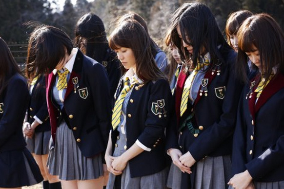 Yuko Oshima junto a sus compañeras guardando un minuto de silencio en Ishinomaki