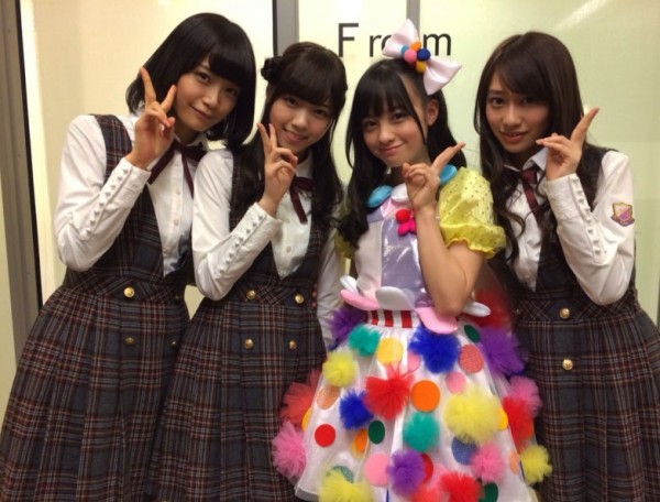 Hashimoto (al centro) se convirtió en la imagen del sitio web especializado en música y entretenimeinto "ClubDAM"