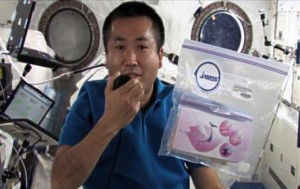 El astronauta nipón mostrando las semillas en la EEI