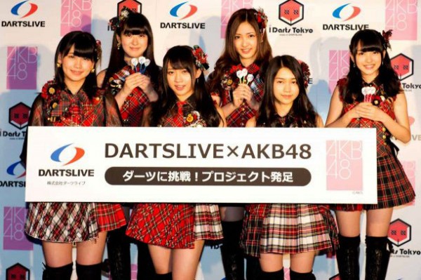 Integrantes de AKB48 promocinando un juego de dardos, entre las asistentes a la conferencia de prensa  estuvieron Mako Kojima, Rina Izuta, Yuria Kizaki y Yuka Tano