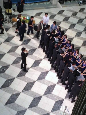En la imagen se observa la extrema seguridad durante un reciente  handshake de Morning Musume'14