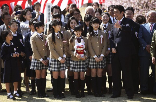 Integrantes de "Sakura Gakuin" con el primer ministro japonés Shinzo Abe