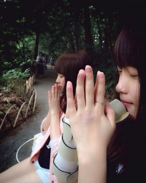 Una imagen reciente de Rina Kawaii donde se observa la herida en su mano izquerda