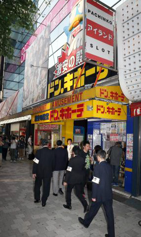 Agentes de la policía metropolitana de Tokyo arriban al teatro AKB para inspeccionar la seguridad
