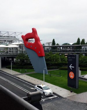 Wotas ironizaron el reinicio de los handshake en el Tokyo Big Sight, donde en sus jardines exteriores se exhibe la escultura de una sierra gigante