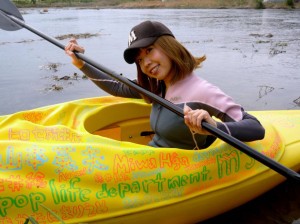 La artista posa con el kayak finalmente construido