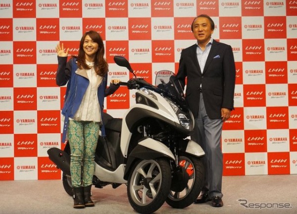 Yuko Oshima (25) ex-integrante de AKB48 promociona un nuevo vehículo de la compañía Yamaha nombrado "Tricity"