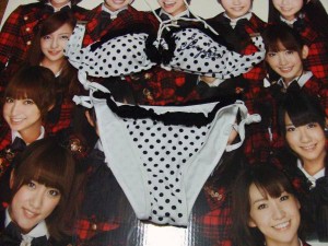Un traje de baño autografiado de Mayu Watanabe fue subastado en Yahoo! Auctions por la cantidad de 38,500 yenes