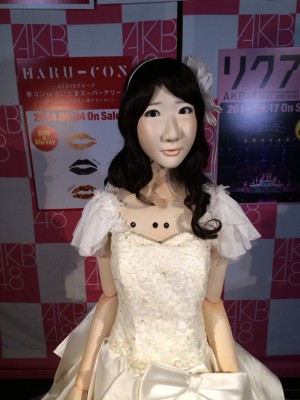 En el festival de verano de AKB48 en el Makuhari Messe, se exhibe el robot de Yukirin que ya cuenta con brazos.