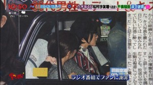 En la imagen se observa a Rina Ikoma acompañando a Matsumura en el taxi que las condujo a la entrevista de radio