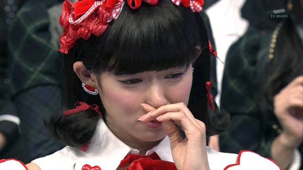 Watanabe derrama lágrimas durante el TV Show. En marzo de este año, Shukan Bunshun reveló un presunto romance de la ahora solista.