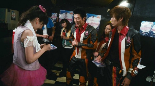 "Ultraman" y "Ultraman Victory" le piden su autógrafo a la idol Chigusa