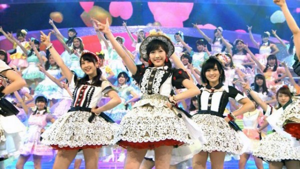 Los grupos 48 interpretaron la canción "Kokoro no Plackard"