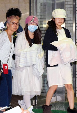 Kawaei e Iriyama al momento de salir del hospital el 26 de mayo del 2014