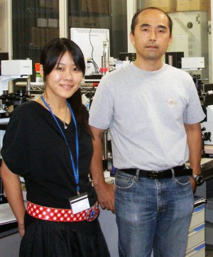 Obokata junto al profesor  Teruhiko Wakayama, co-autor del estudio.