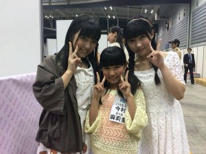 Maria Imamura (centro) acompñada por dos de las integrantes más jóvenes de HKT48 Miku Tanaka y Nako Yabuki