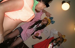 En esta imagen publicada por Bunshun presuntamente se observa a Minami Minegishi y a Minami Takahashi cantando disfrazadas de niñas de kinder, también se oberva a un hombre semi-desnudo.