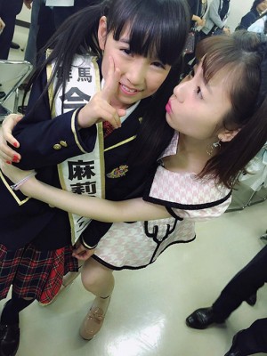 Mari Imamura es abrazada por Haruka Shimazaki