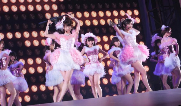 La política beligerante de Shinzo Abe se pone de manifiesto en una coreografía de AKB48, quienes utilizan un fusil AR-15, cuyo productor Yasushi Akimoto tiene una relación cercana con el primer ministro.
