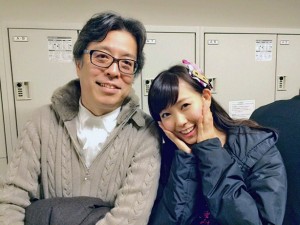 El escritor Kobayashi en la foto de reconciliación junto a Miyuki Watanabe luego del escándalo de la integrante de NMB48