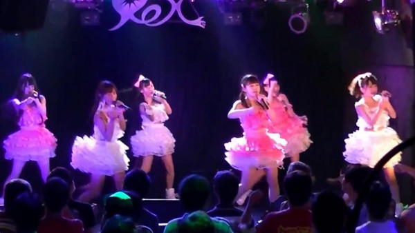 Actuación del grupo "Dokidoki" a mediados del 2013.