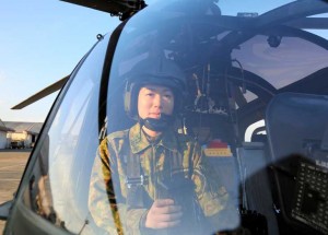 Col. Eriko Oshige, primera piloto de helicoptero de reconocimiento de las GSDF en el campo Tachikawa, Tokyo, en 2013.