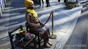 Frente a la embajada de Japón en Seúl se erigió una estatua que representa a las llamadas "Mujeres de confort".