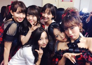Reunión de las Ex e integrantes sobrevivientes de la primera generación: Kojima, Minegishi, Shinoda, Itano, Maeda y Takahashi.