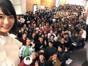 Natsumi Hirajima compartió una imagen donde se observa a algunos de los wotas que acudieron este día al evento. En medios nipones se refirieron a los fans como el "equipo de la tercera edad", debido a las calvas y a la edad de los asistentes.