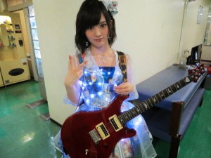 Sayaka Yamamoto tocará la guitarra en vivo cuando NMB48 interprete la canción "365-Nichi no kami hikōki", tema musical del dorama matutino de la NHK.