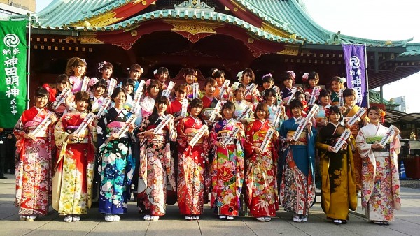 Este año, 32 idols de los grupos 48 asistieron al santuario shinto de Kanda Myojin para celebrar en "Seijin no Hi".