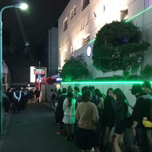 Durante la fiesta del Halloween también se pueden observar largas filas en los hoteles de amor locales.