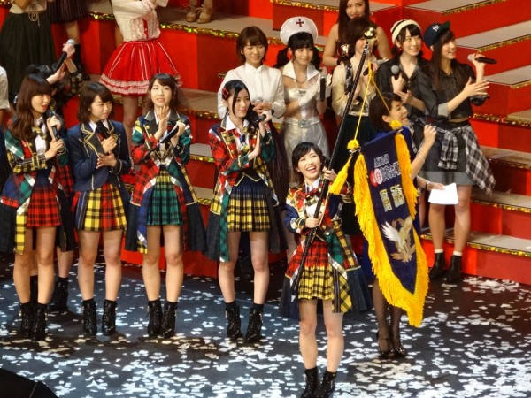 Anuncian unit «NyaKB» en Kouhaku AKB; Triunfa equipo blanco