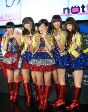 Preparando maletas, AKB en CM de sopas «transformables» y Kojima «Garota»