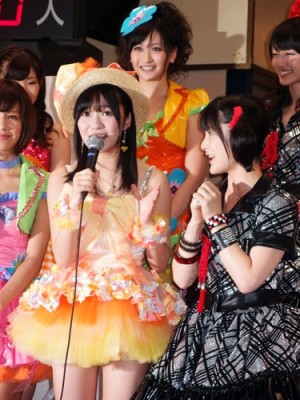 Tratan de «revivir» popularidad de infractora, se presenta en festival idol