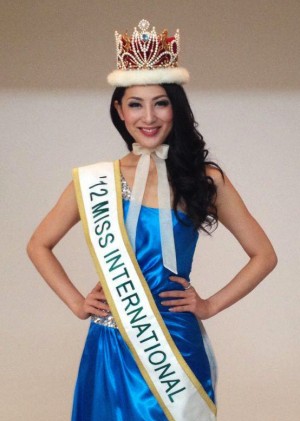 Reina de belleza denuncia acoso en medios de prensa internacional