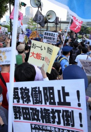 Siguen las protestas en Tokyo por el reinicio de dos reactores nucleares