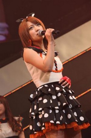 Takamina aparece con el cabello corto, se confirma versión de los Wotas sobre el incendio