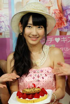 «1830 m» título del nuevo álbum de AKB, último handshake de «Acchan» y otros felíces 21