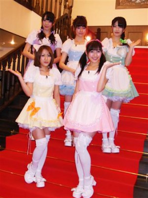 Sakiko Matsui, Haruka Shimazaki, Yui Yokoyama, Minami Takahashi y Mayu Watanabe en la grabación de un programa de "Hikari TV", donde vestidas de "Maid" cocinaron para 30 afortunados wotas el martes 26 de febrero.
