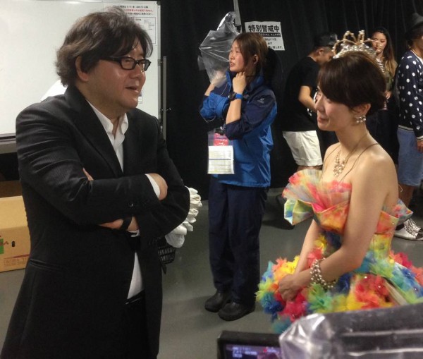 El productor Yasushi Akimoto conveaa con Oshima en el marco del concierto de graduación del domingo 8 de junio